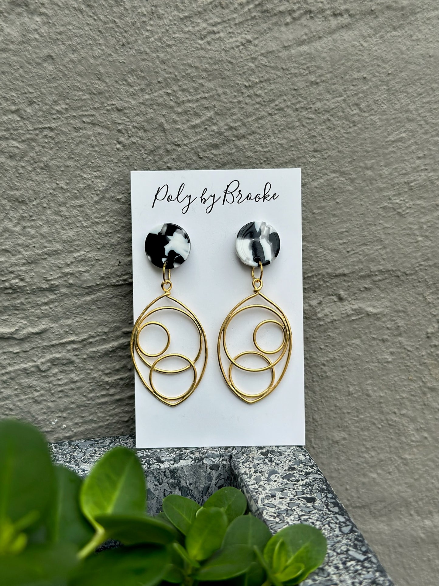 Maggie Acrylic - Black and White