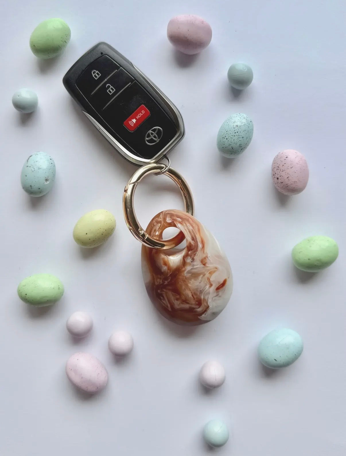 Egg Resin Keyrings: brown / gold