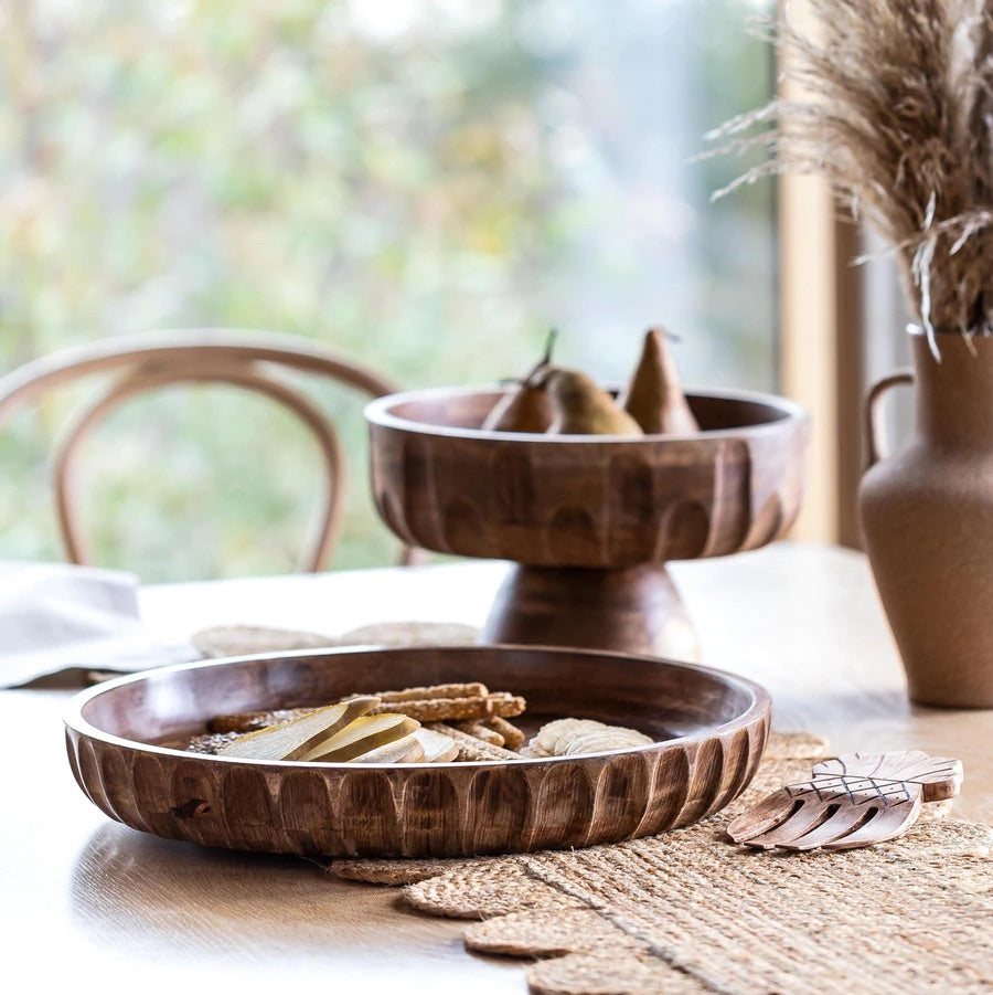 Table decorations with wooden bowls, cheese board and pears