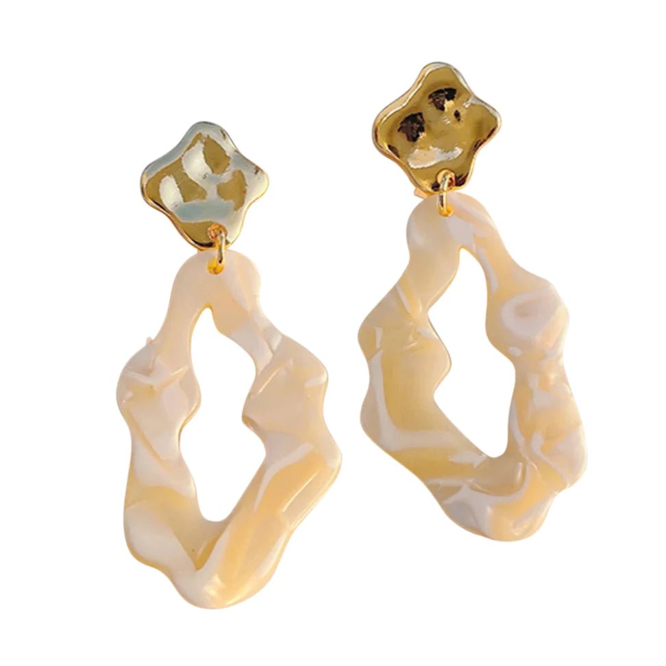 Como Wavey Resin Cream Earrings